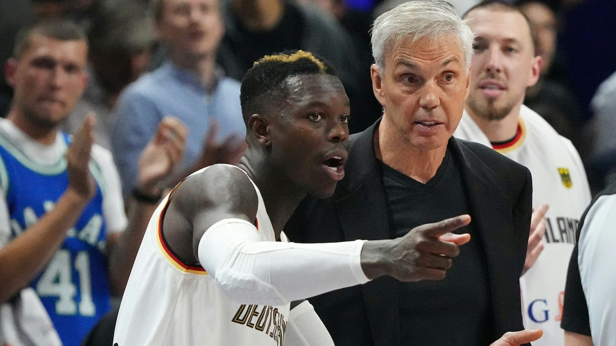 13. September 2022, Berlin: Dennis Schröder (l.) und sein Trainer Gordon Herbert (r.). Schröder und Herbert beim EM-Viertelfinale gegen Griechenland.