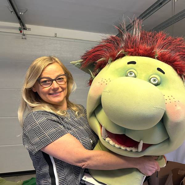 Die Puppenbauerin mit einem Troll.