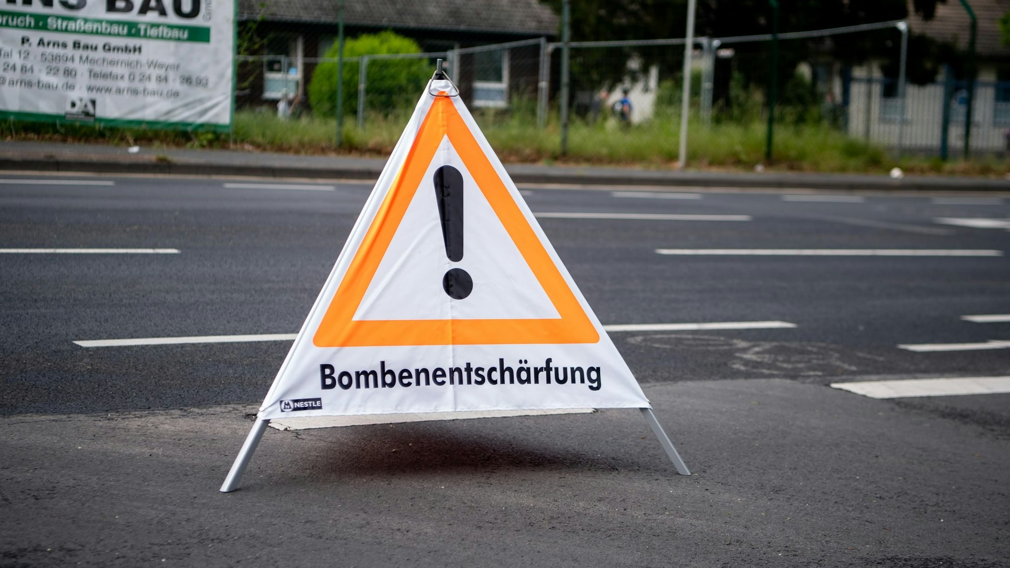 Ein Dreieick auf einer Straße weist auf eine Bombenentschärfung hin.