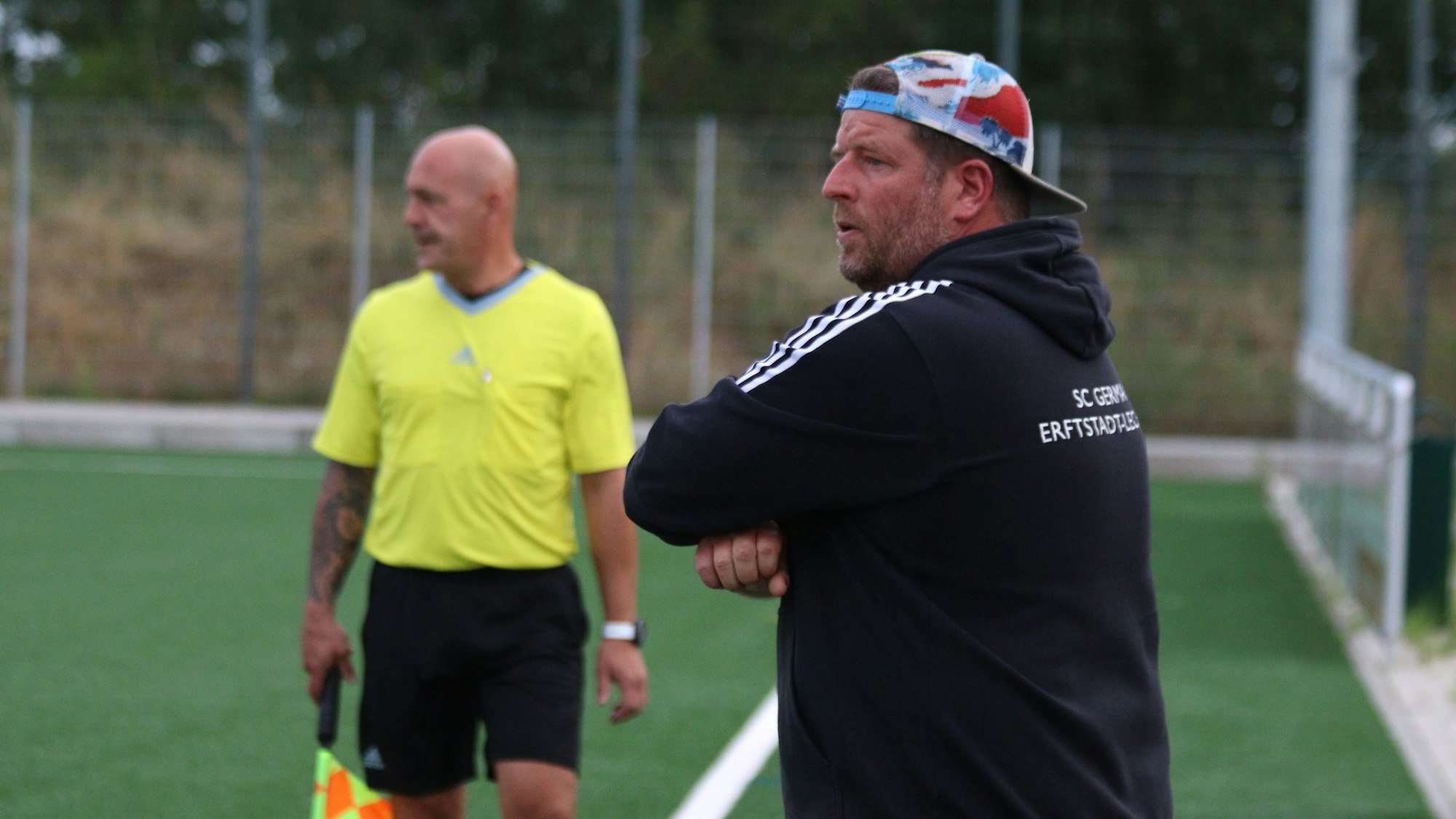 Auf dem Foto ist Erftstadts Trainer Karsten Kochems am Spielfeldrand zu sehen.