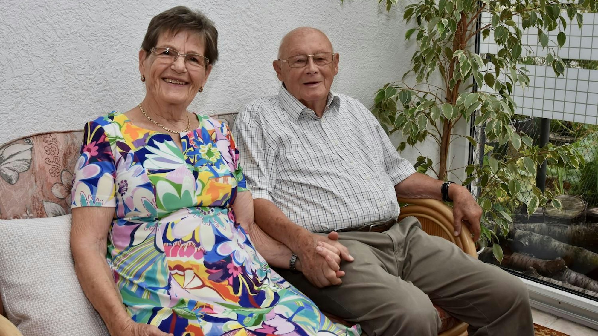Eiserne Hochzeit feiern die Spicher Eheleute Norbert und Susanna Jacob. Sie sitzen gemeinsam auf einer Bank.