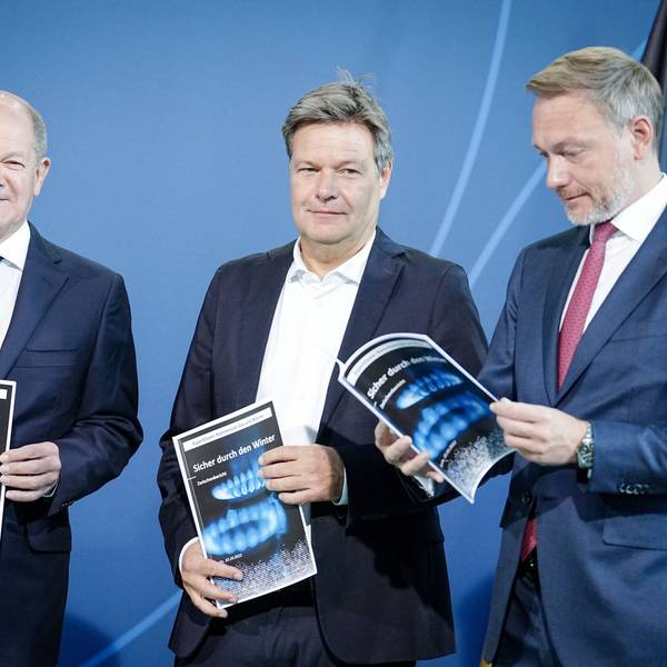 Berlin im Oktober 2022: Bundeskanzler Olaf Scholz (l-r, SPD), Robert Habeck (Bündnis 90/Die Grünen), Bundesminister für Wirtschaft und Klimaschutz, und Christian Lindner (FDP), Bundesminister der Finanzen, halten den Bericht mit dem Vorschlag der Unabhängigen Kommission für Erdgas und Wärme in den Händen.