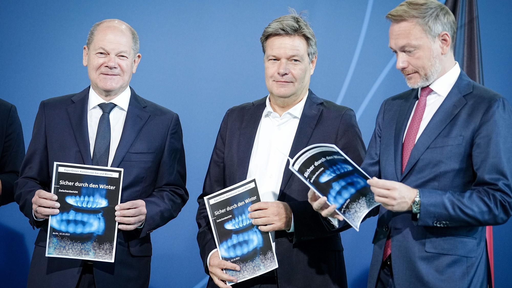 Berlin im Oktober 2022: Bundeskanzler Olaf Scholz (l-r, SPD), Robert Habeck (Bündnis 90/Die Grünen), Bundesminister für Wirtschaft und Klimaschutz, und Christian Lindner (FDP), Bundesminister der Finanzen, halten den Bericht mit dem Vorschlag der Unabhängigen Kommission für Erdgas und Wärme in den Händen.