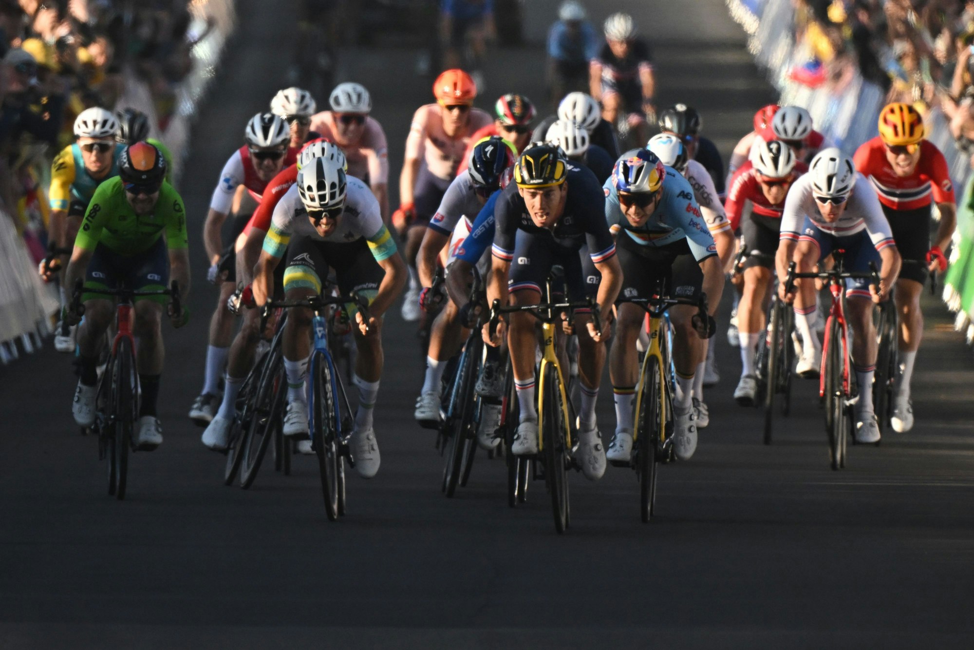 Straßenrad-Weltmeisterschaft in Australien 2022: Michael Matthews (m. l.), australischer Radrennfahrer, im Zielsprint gegen den Franzosen Christophe Laporte (m.).