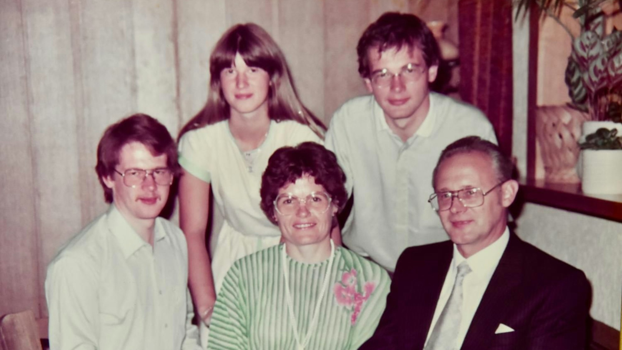 Ein Familienfoto mit den drei Kindern des Ehepaares.