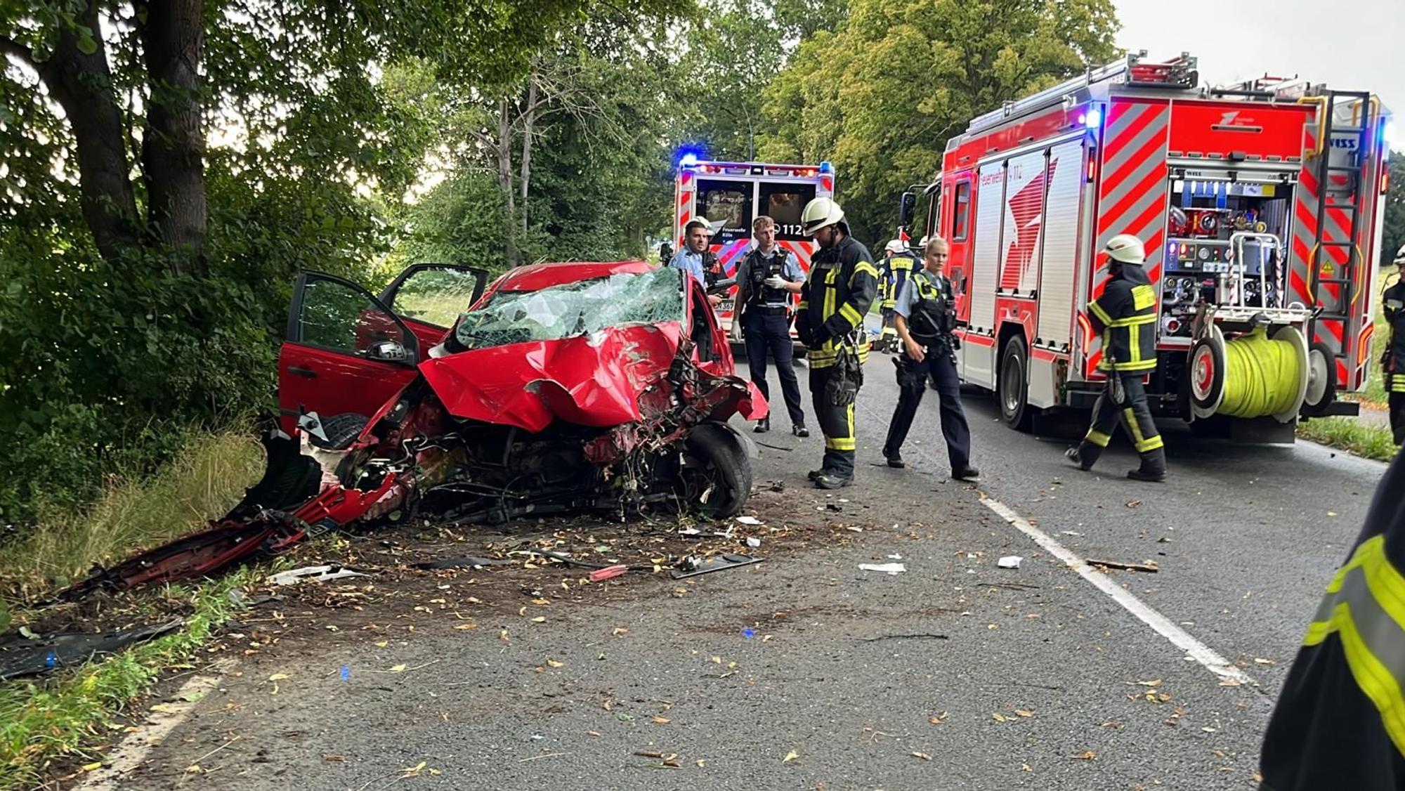 Schwerer Unfall in Köln-Worringen afu der Neusser Landstraße