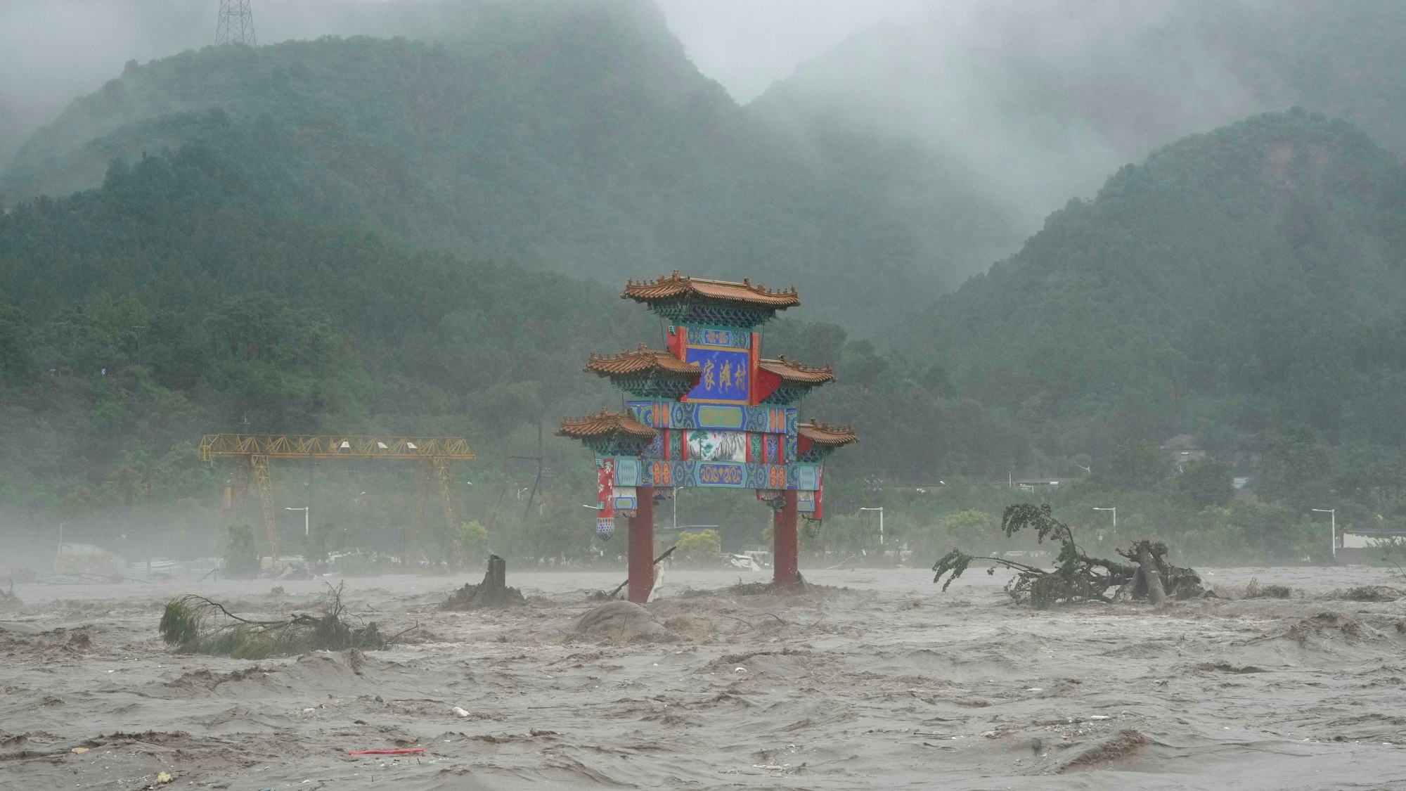 Ein traditionelles Tor wird von Hochwasser umgeben. In der chinesischen Hauptstadt sind nach ungewöhnlich heftigen Regenfällen mehrere Menschen ums Leben gekommen.