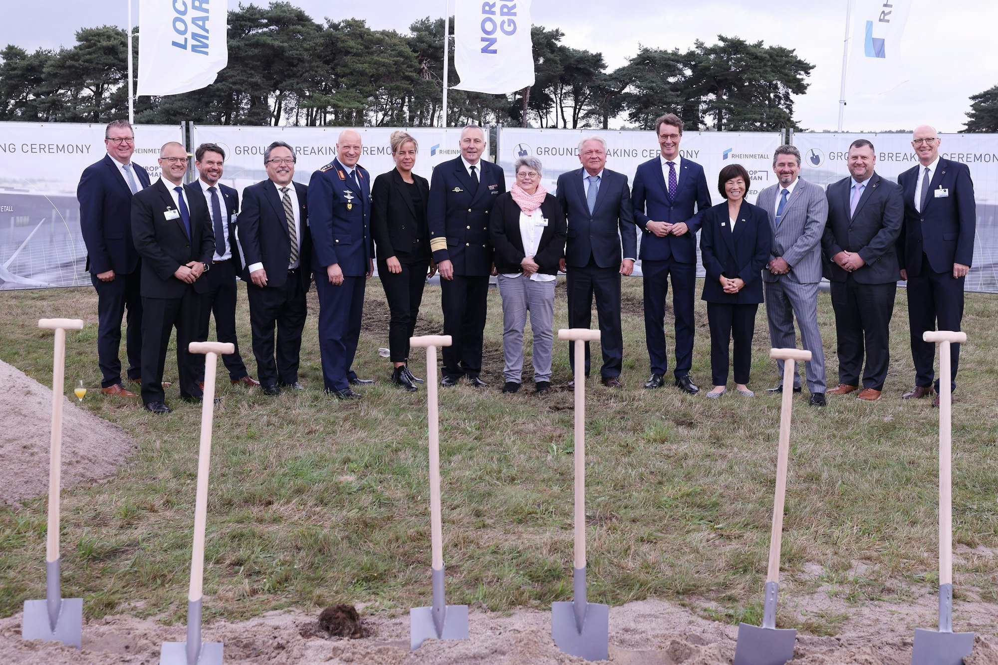 Weeze: Im Niederrrhein-Airport Weeze stehen die Entscheidungsträger der Rheinmetall-Fabrik, wo die F35B Kampfjet Rumpfmittelteile gebaut werden, nach dem symbolischen Spatenstich zusammen.