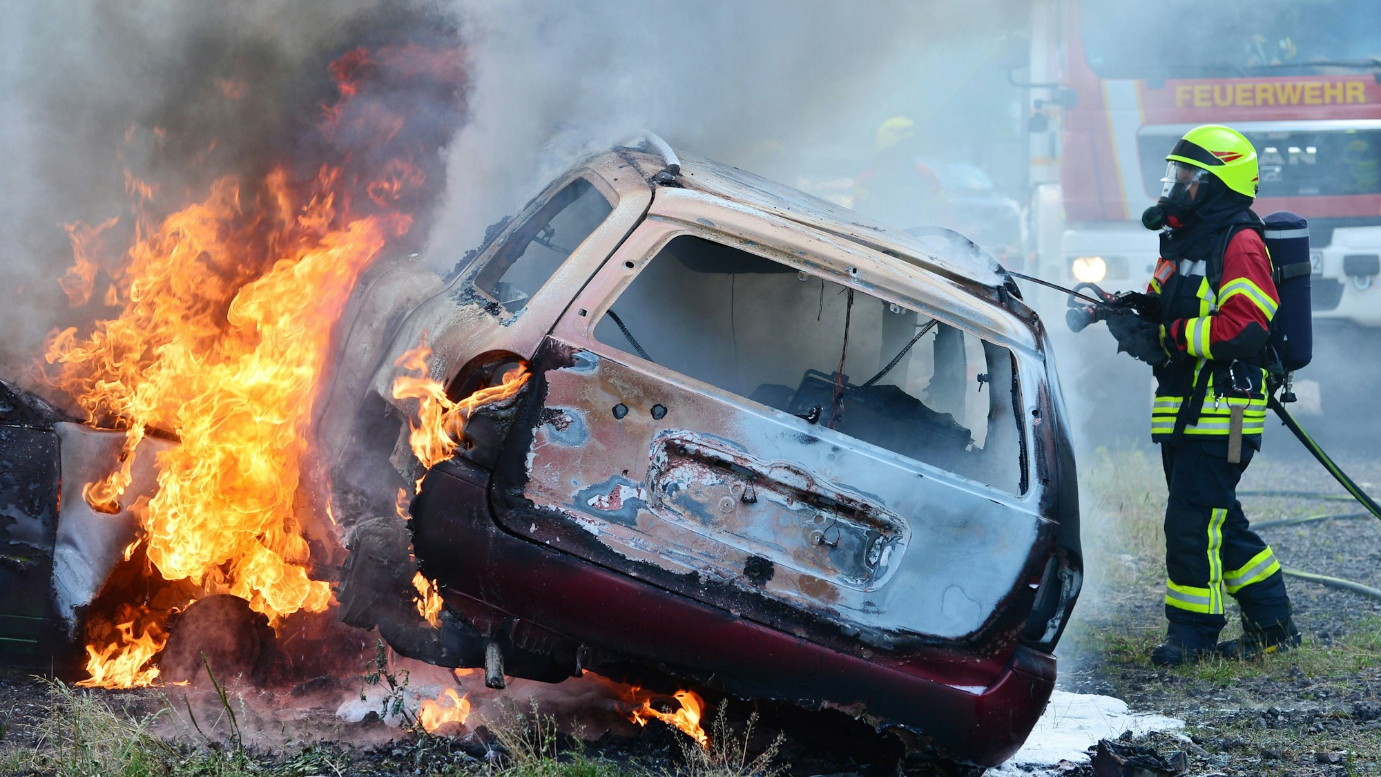 Auf dem Ausbildungsgelände der Freiwilligen Feuerwehr Arnstadt löschen Feuerwehrleute am 02.07.2014 in Arnstadt (Thüringen) einen inszenierten Fahrzeugbrand.
