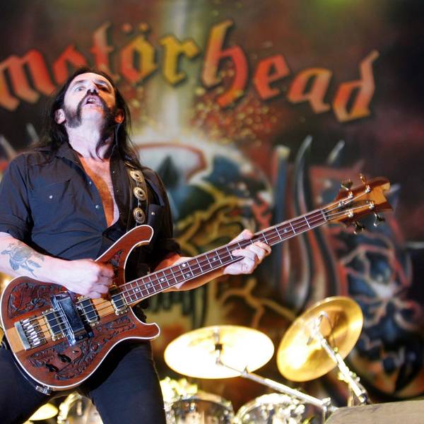 Der Sänger und Gittarist der brittischen Rock-Band Motörhead, Lemmy Kilmister, während eines Konzerts auf der Bühne.