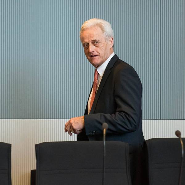 Peter Ramsauer (CSU) hat mit Aussagen über Migrantinnen und Migranten für Empörung ausgelöst. Mittlerweile versucht sich der ehemalige Verkehrsminister in Schadensbegrenzung.
