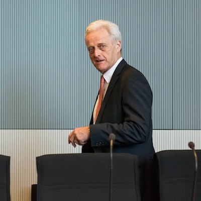 Peter Ramsauer (CSU) hat mit Aussagen über Migrantinnen und Migranten für Empörung ausgelöst. Mittlerweile versucht sich der ehemalige Verkehrsminister in Schadensbegrenzung.