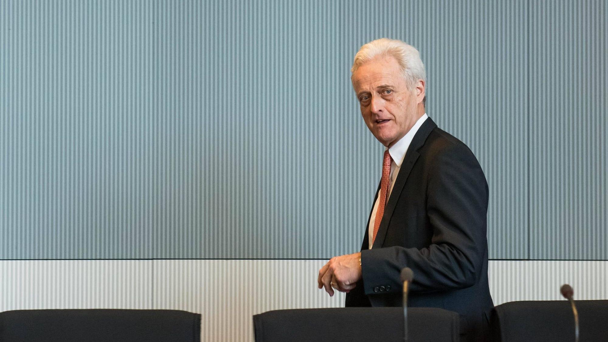 Peter Ramsauer (CSU) hat mit Aussagen über Migrantinnen und Migranten für Empörung ausgelöst. Mittlerweile versucht sich der ehemalige Verkehrsminister in Schadensbegrenzung.