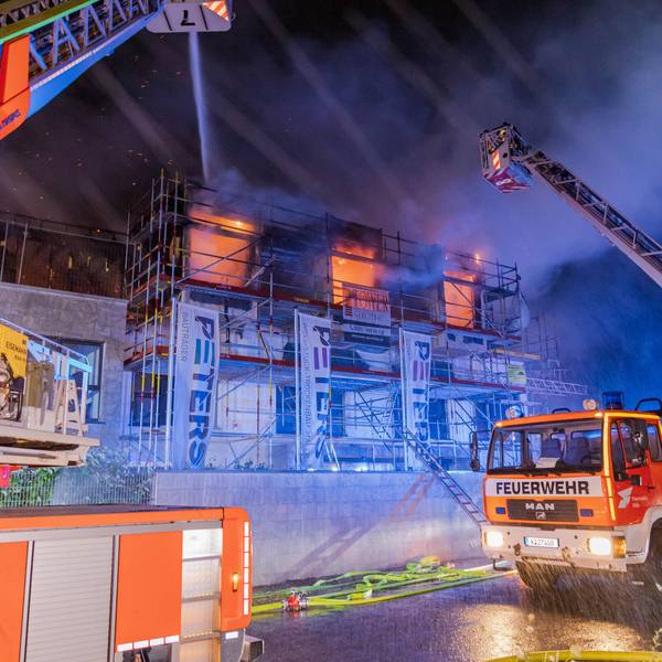In der Nacht auf Dienstag ist ein Feuer in einem Rohbau in einem Industriegebiet in Köln-Porz ausgebrochen. Die Feuerwehr warnte die Bevölkerung vor Brandgeruch. Verletzte gab es nicht.
