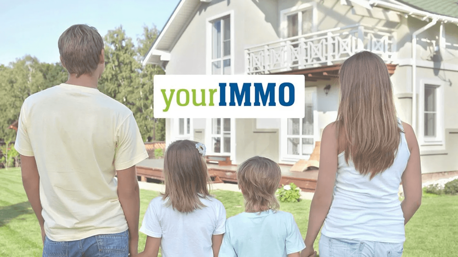 Familie mit Kindern steht vor einem Haus und betrachtet es. Bild zum YourImmo Immobilien Artikel.