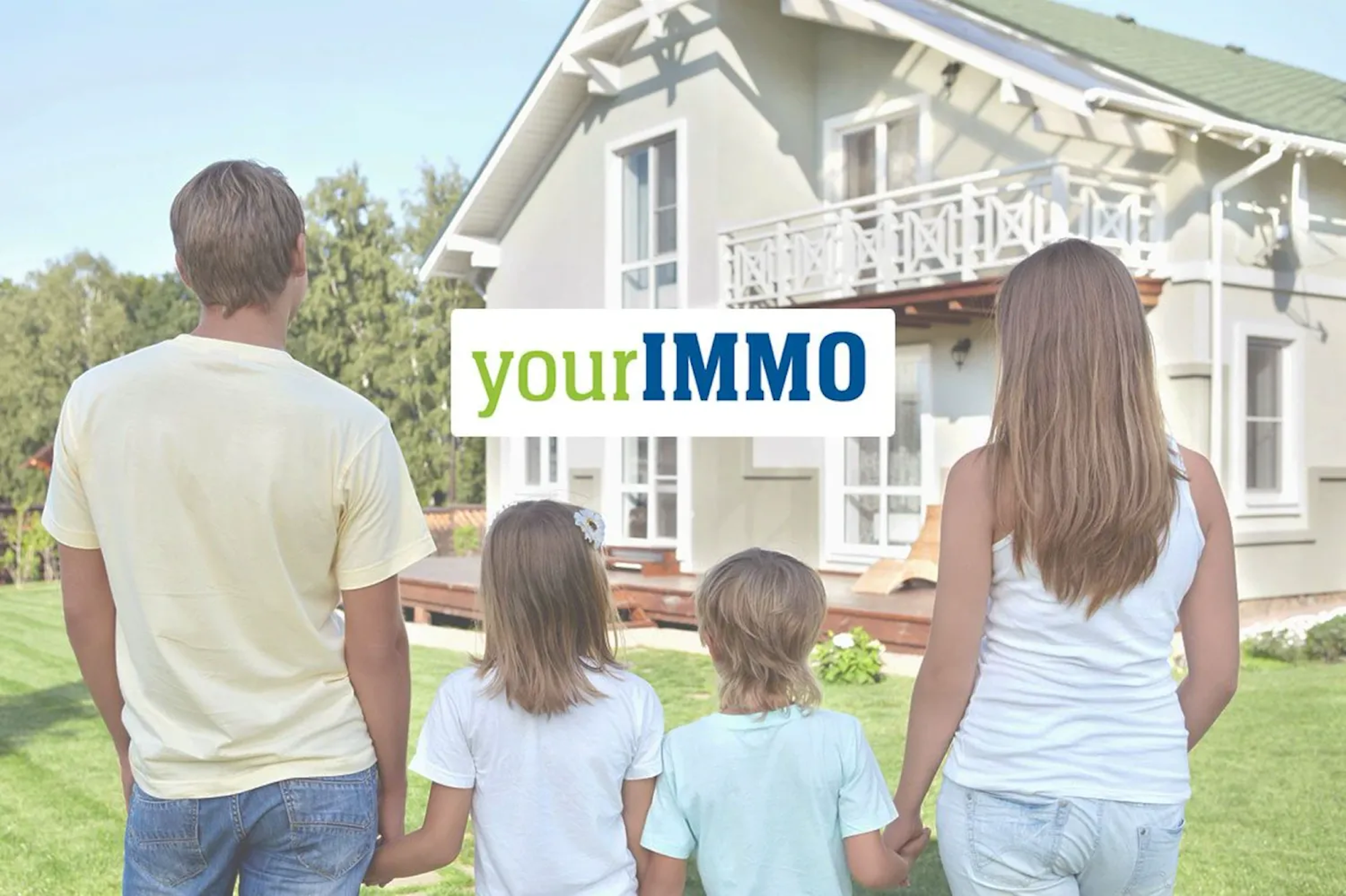 Familie mit Kindern steht vor einem Haus und betrachtet es. Bild zum YourImmo Immobilien Artikel.
