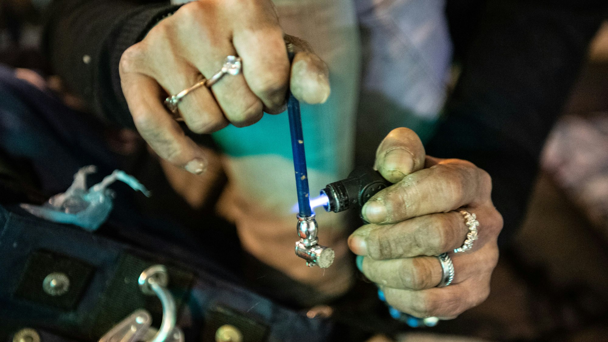 Eine drogenabhängige Frau zündet eine Crackpfeife an.