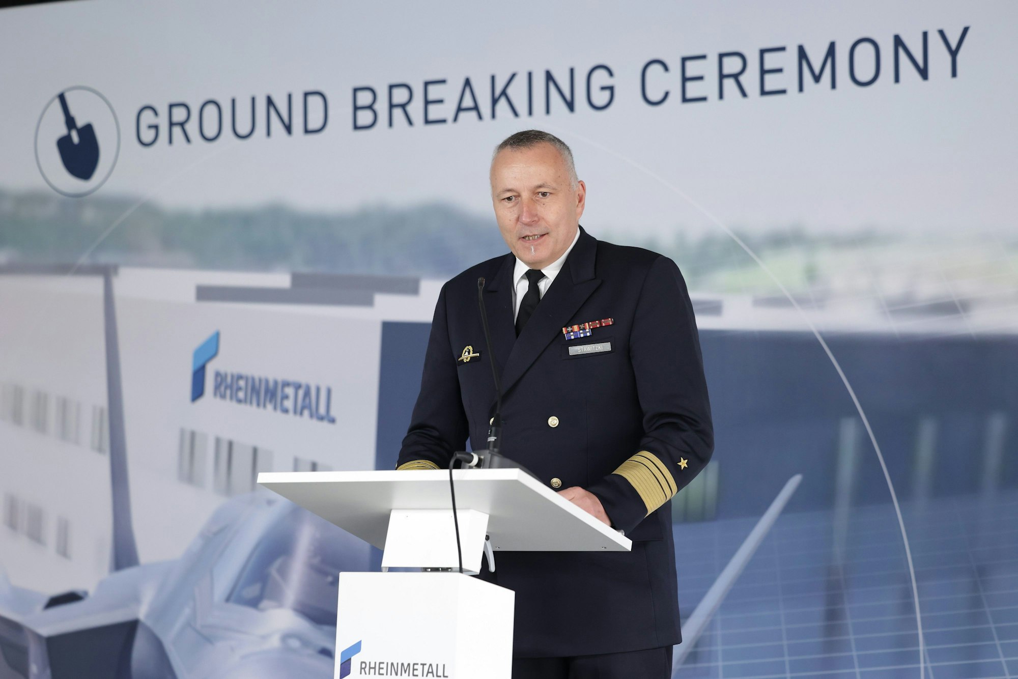 Weeze: Vizeadmiral Carsten Stawitzki, Abteilungsleiter Ausrüstung im Bundesverteidigungsministerium, redet im Niederrhein-Airport Weeze