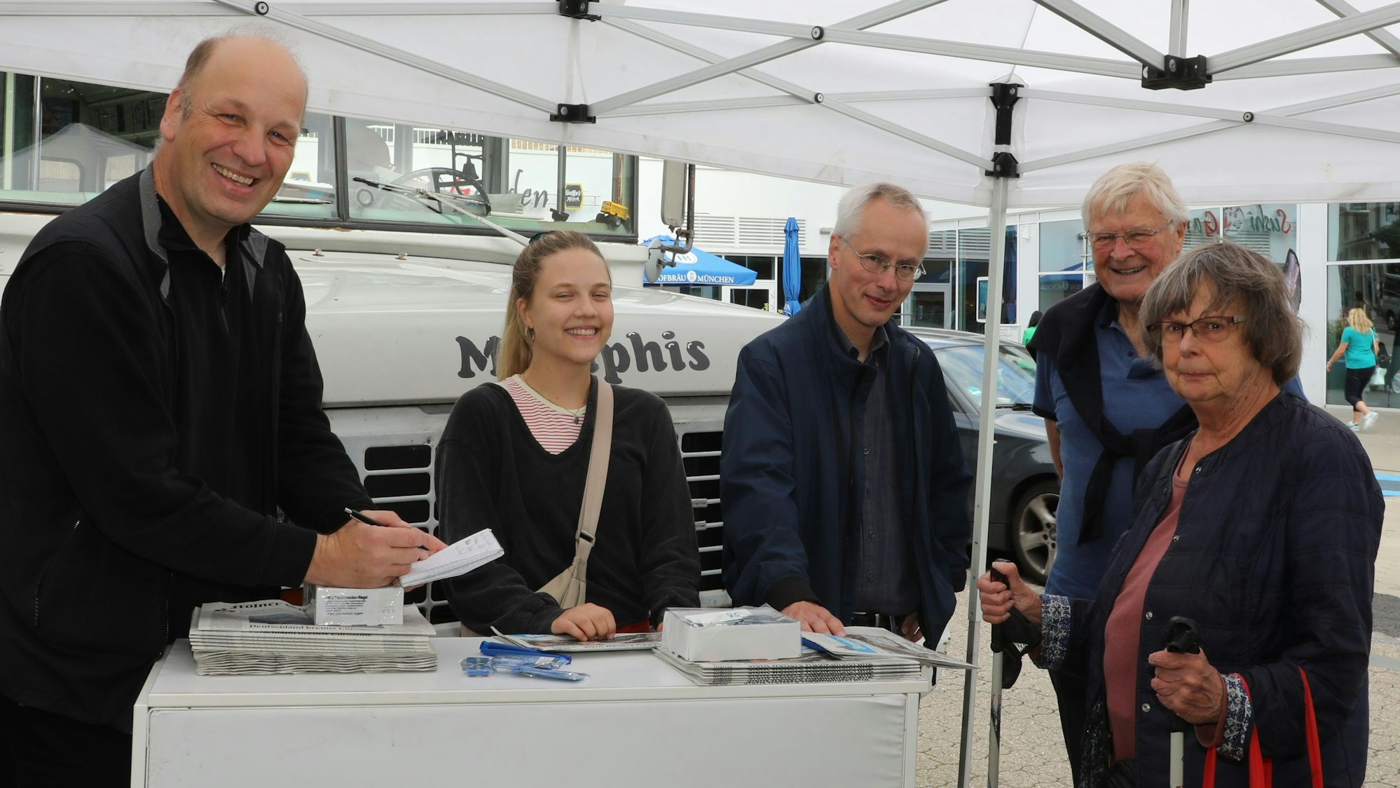 Fünf Menschen stehen am Counter der mobilen Redaktion auf der Sommertour der Lokalredaktion Rhein-Berg am 1. August in der Bensberger Schloßstraße.