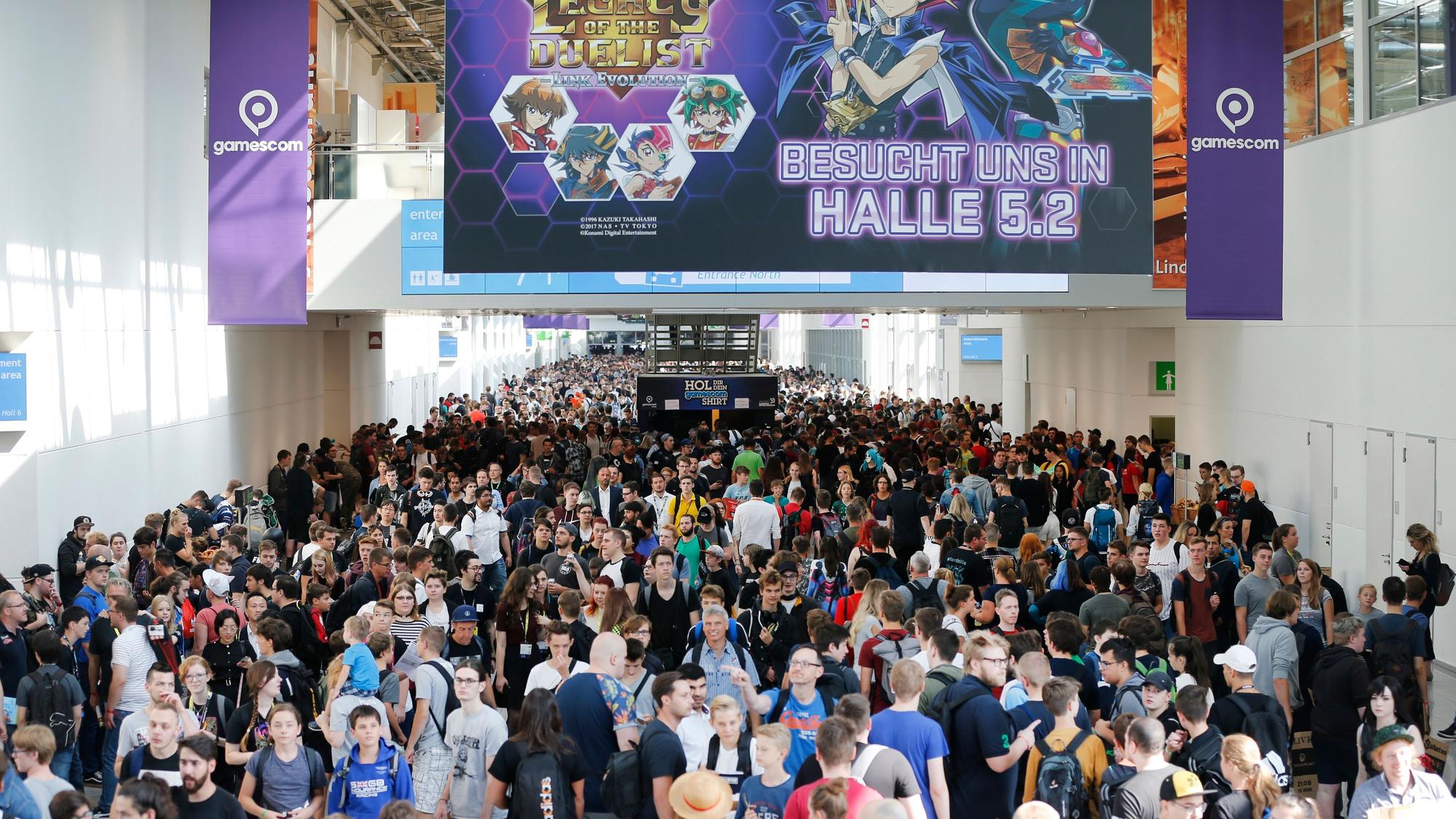 Viele Leute in einem Gang der Kölner Messe.