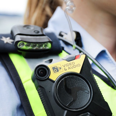 Eine Polizistin der Streifenpolizei führt eine Bodycam vor.