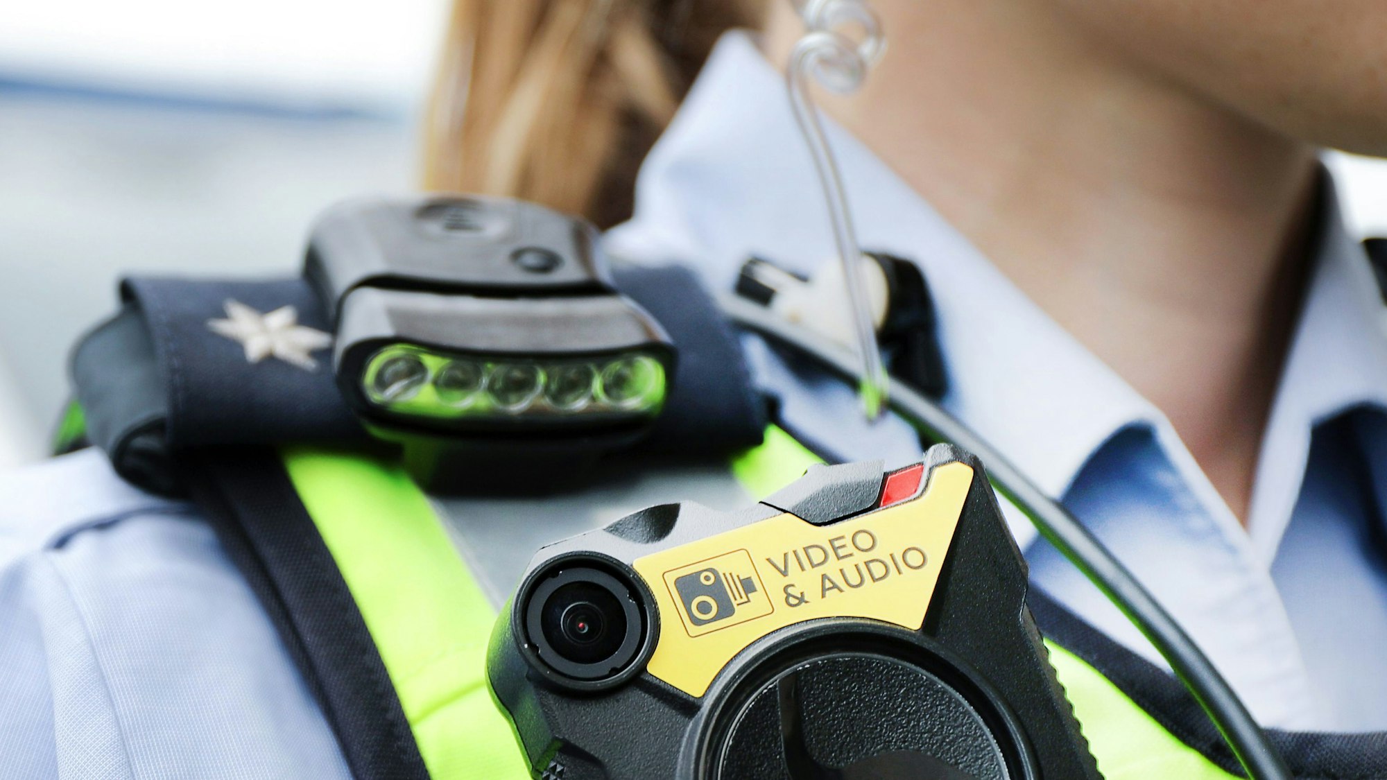 Nachdem Schüler eine Schmiererei entdeckt hatten, mit der eine Amoktat angekündigt worden sein soll, rückte die Polizei mit einem Großaufgebot nach Morsbach aus.