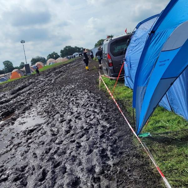 Gute Stimmung trotz Regen und Einlass-Stopp in Wacken. Der Schlamm macht das Vorankommen schwierig.