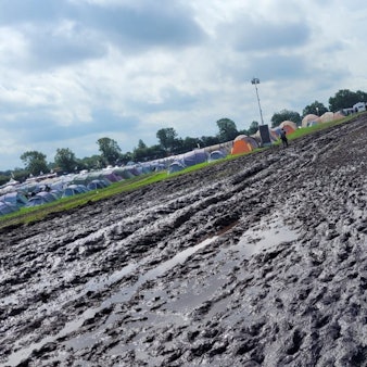 Gute Stimmung trotz Regen und Einlass-Stopp in Wacken. Der Schlamm macht das Vorankommen schwierig.