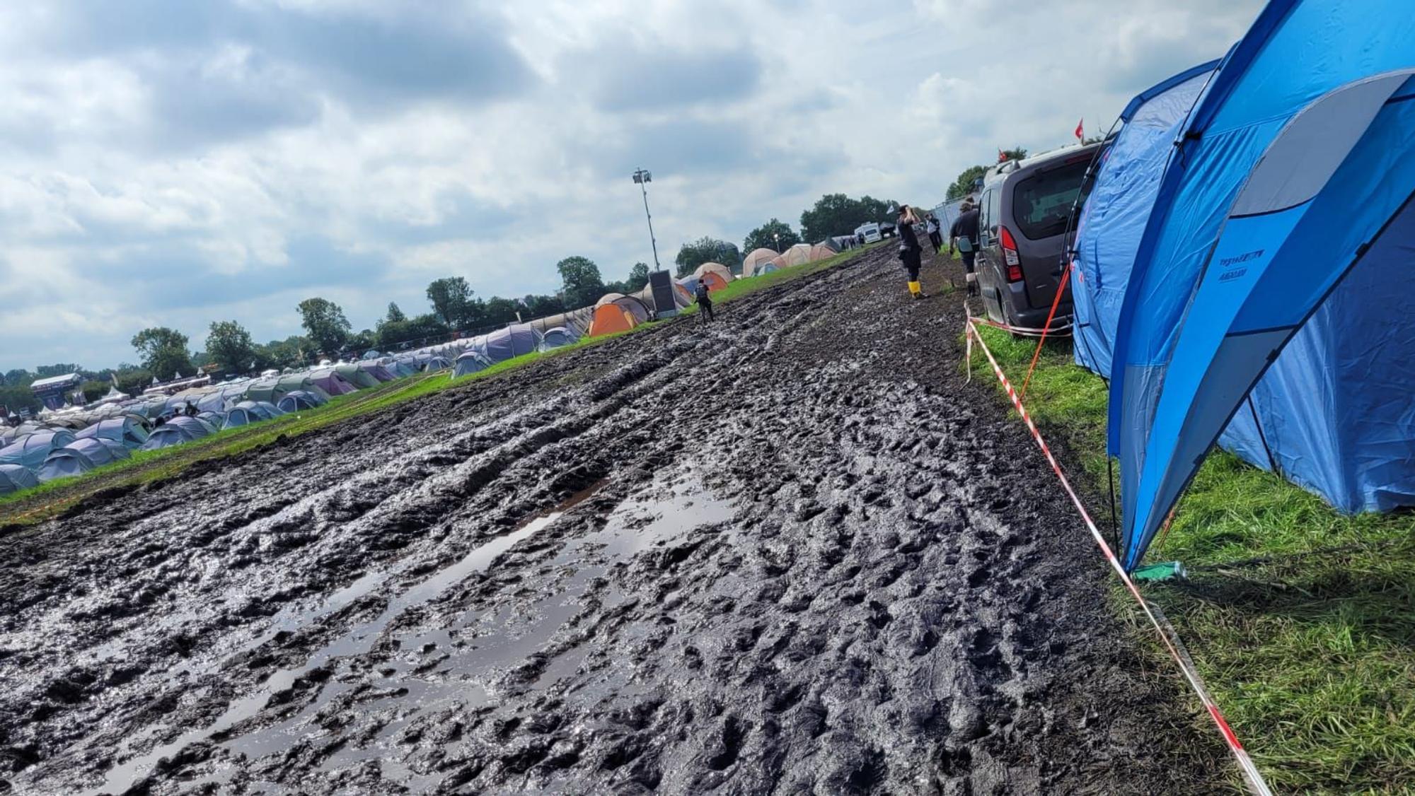 Gute Stimmung trotz Regen und Einlass-Stopp in Wacken. Der Schlamm macht das Vorankommen schwierig.