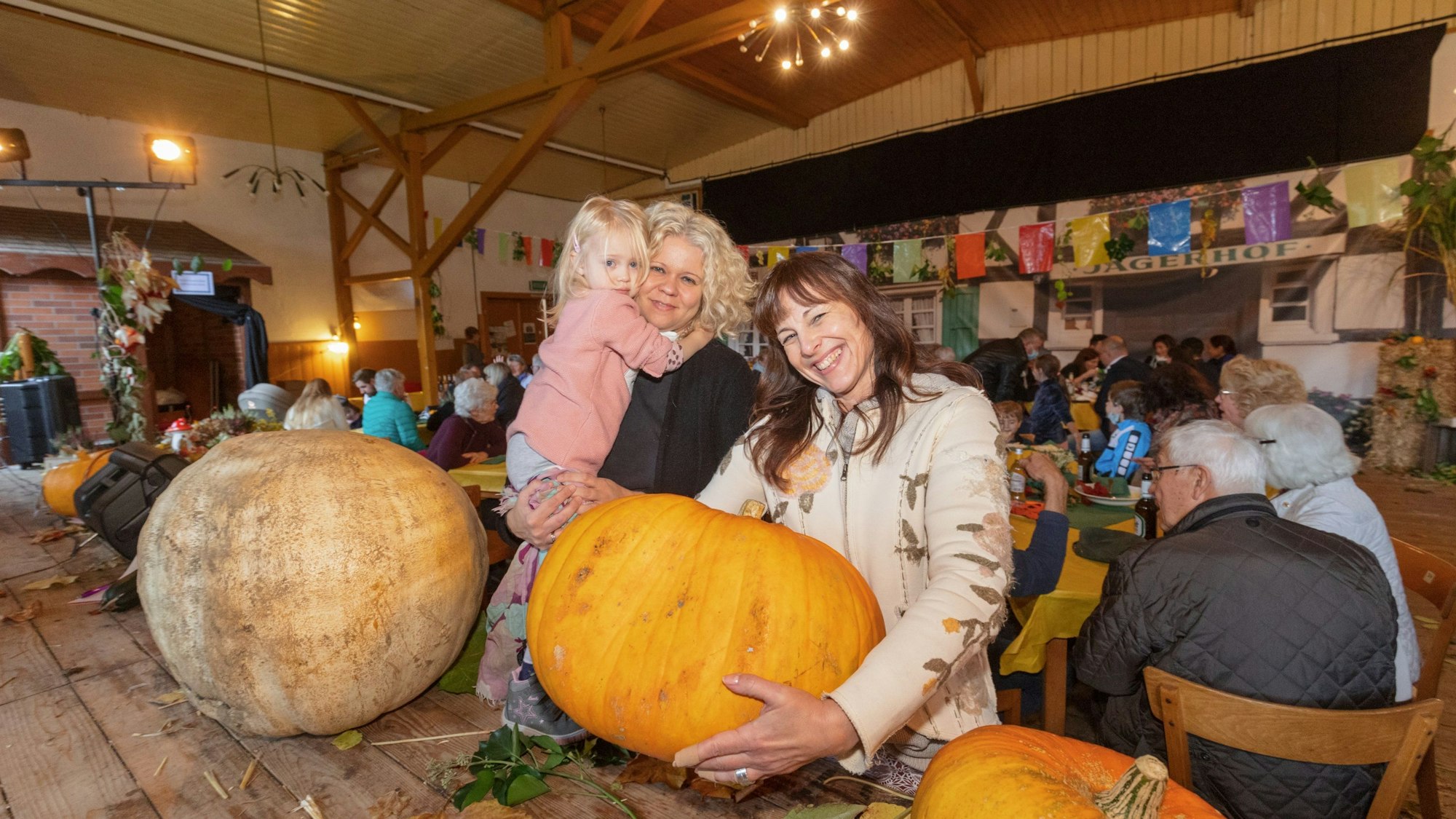 Kürbis- Familienfest im Jägerhof mit (v.l.) Malin (3), Conny (42) und Tatjana Mönnich (die den Kulturbetrieb im Jägerhof mit Axel Krieger leitet).