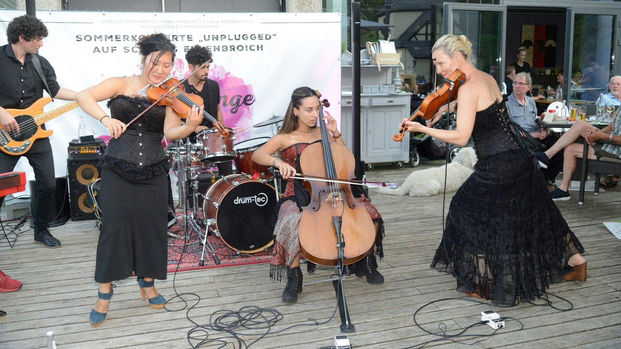 Die Band "The Wishing Well" steht auf der Bühne im Schloss Eulenbroich.
