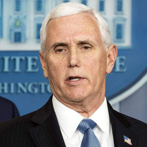Mike Pence (r), Vizepräsident der USA, spricht auf einer Pressekonferenz über die Entwicklung des Coronavirus, in Anwesenheit von Donald Trump, Präsident der USA.