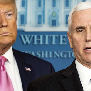 Mike Pence (r), Vizepräsident der USA, spricht auf einer Pressekonferenz über die Entwicklung des Coronavirus, in Anwesenheit von Donald Trump, Präsident der USA.