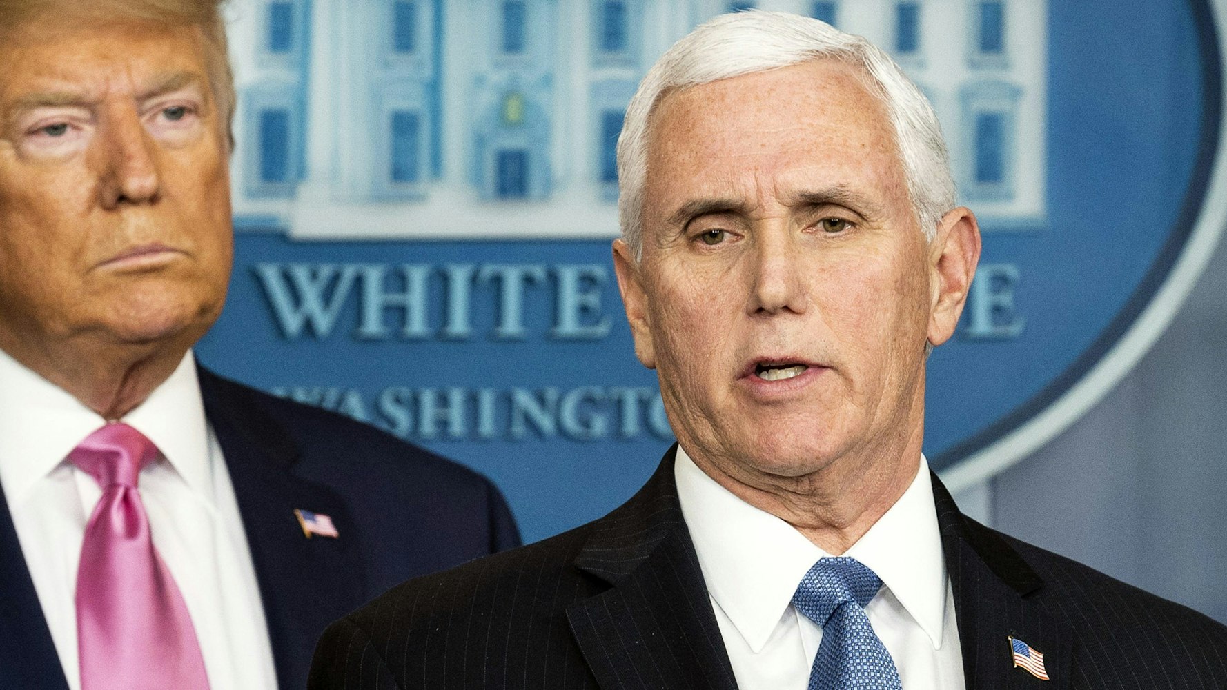 Mike Pence (r), Vizepräsident der USA, spricht auf einer Pressekonferenz über die Entwicklung des Coronavirus, in Anwesenheit von Donald Trump, Präsident der USA.