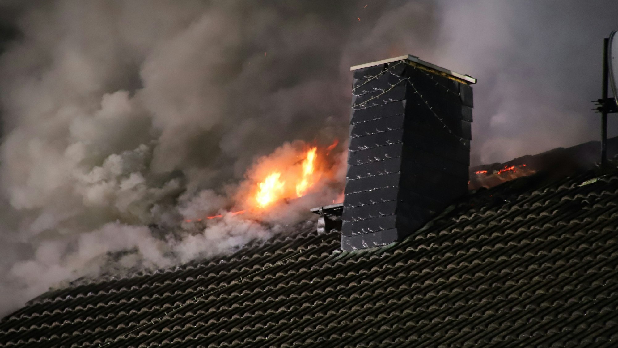 In einem frei stehenden Einfamilienhaus in Marienfeld ist das Dachgeschoss komplett ausgebrannt.