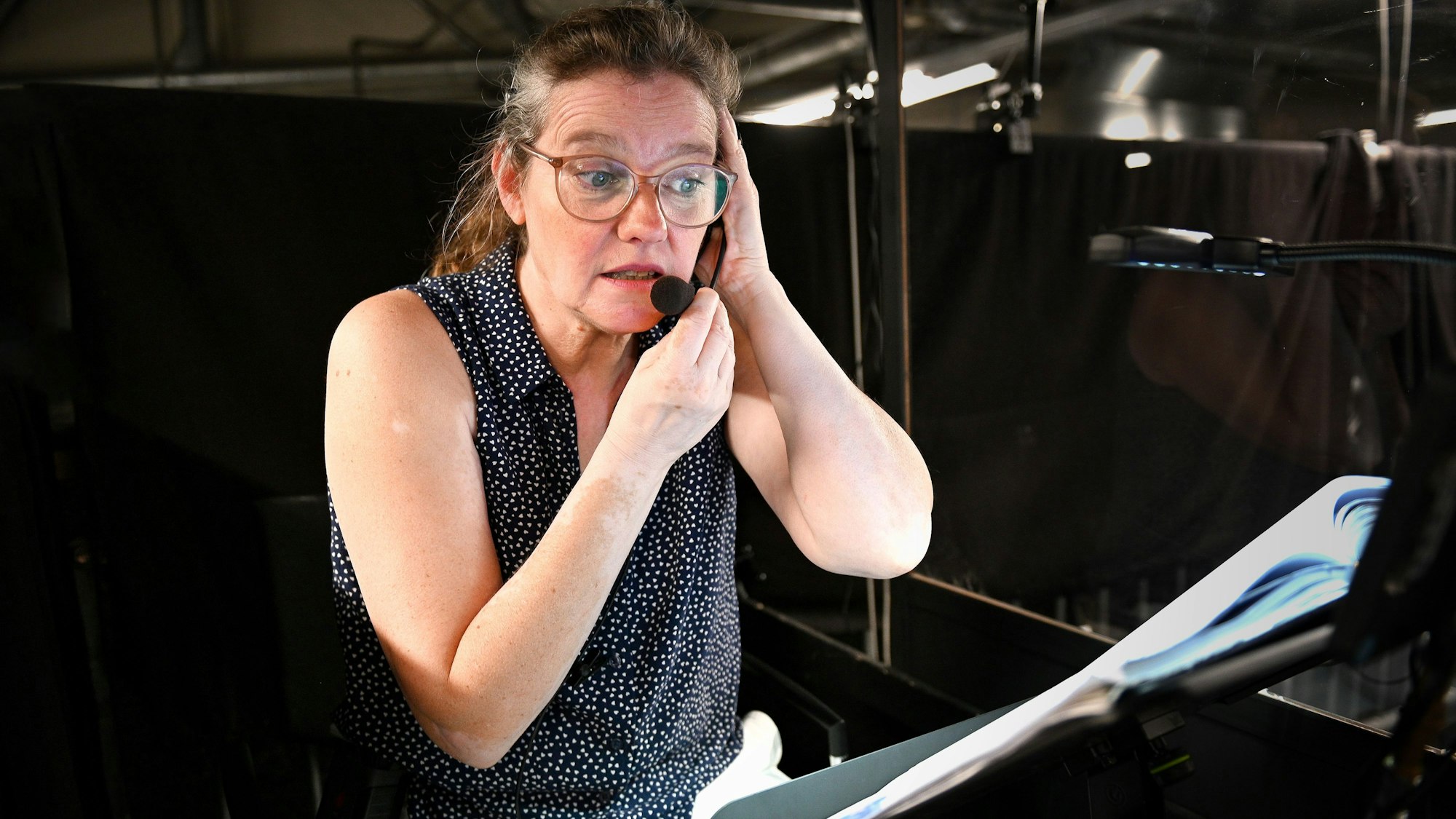 In ihrem "Cockpit" zieht Kathrin Vinciguerra die Fäden, damit auf der Bühne alles reibungslos läuft.