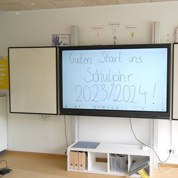 Das Foto zeigt eine neue elektronische Tafel in einem Klassenraum.