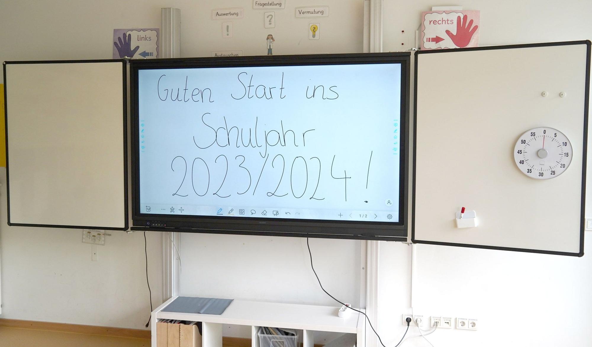 Das Foto zeigt eine neue elektronische Tafel in einem Klassenraum.