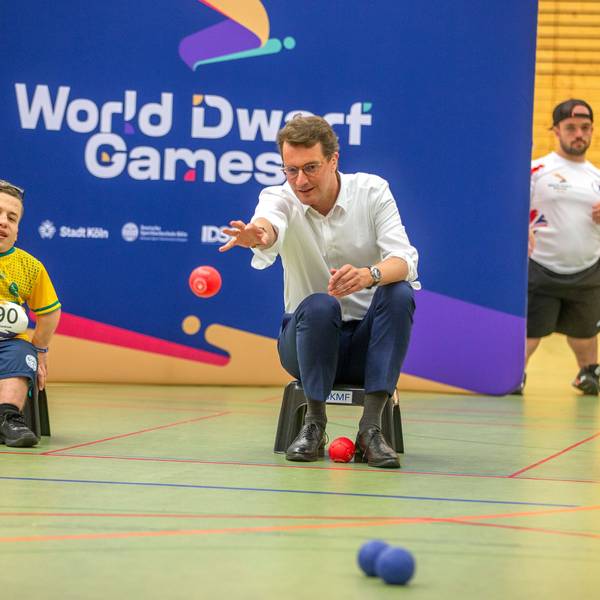 Ministerpräsident Hendrik Wüst und Henriette Reker spielen Boccia.