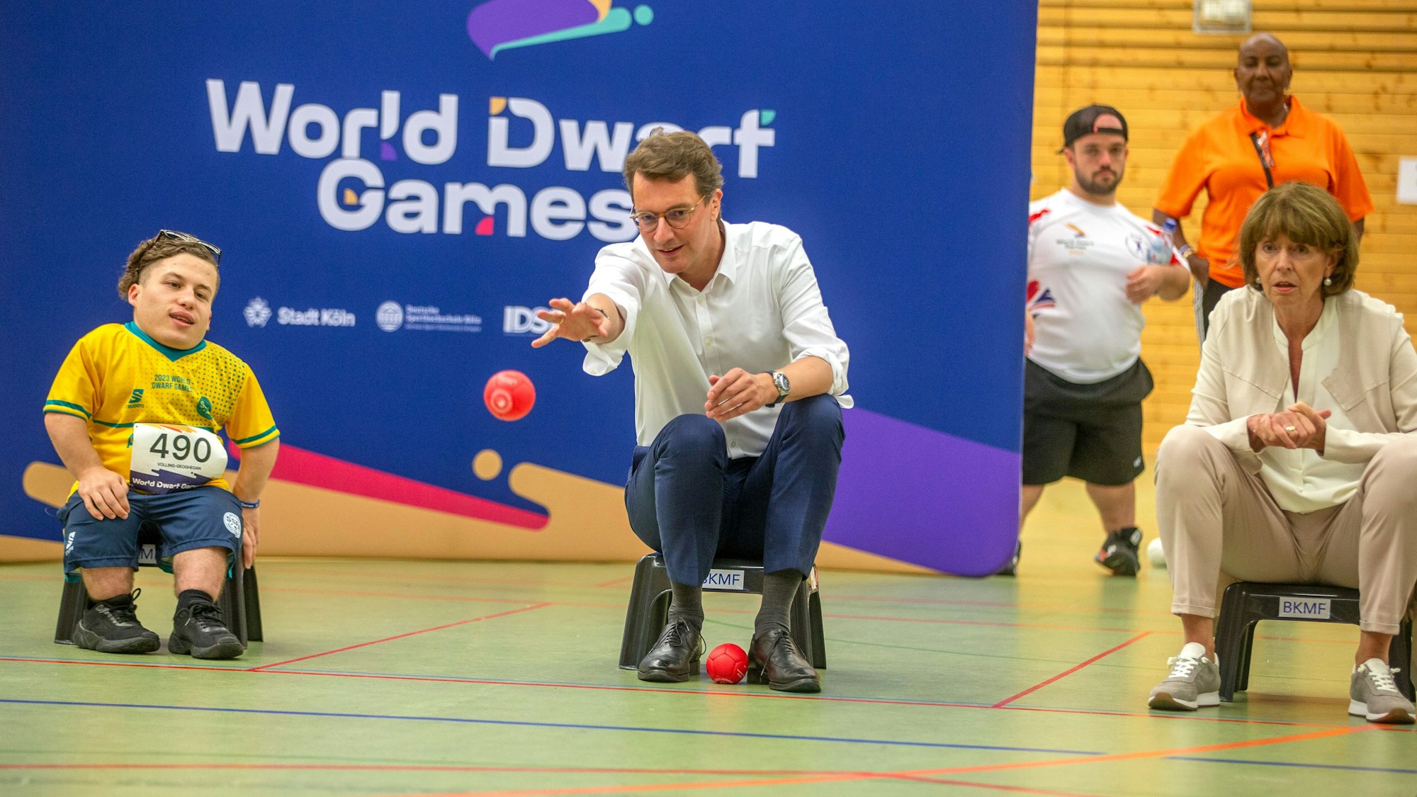 Ministerpräsident Hendrik Wüst und Henriette Reker spielen Boccia.