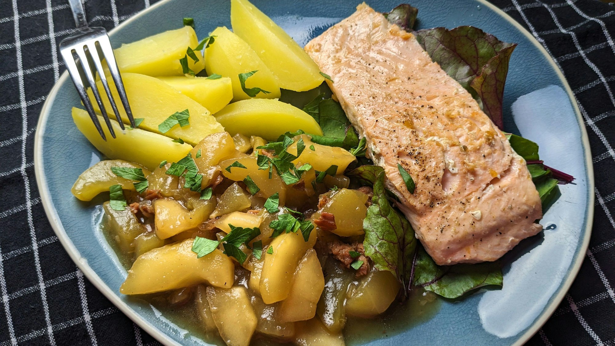 Schmorgurken mit Zwiebeln und Schinkenwürfeln, dazu Salzkartoffeln und Lachs.