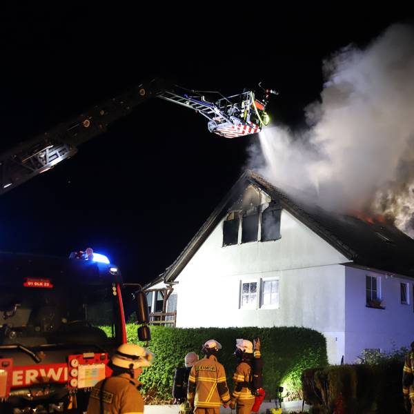 Von der Drehleiter aus bekämpften Einsatzkräfte die Flammen im Dachgeschoss des Einfamilienhauses in Marienfeld.