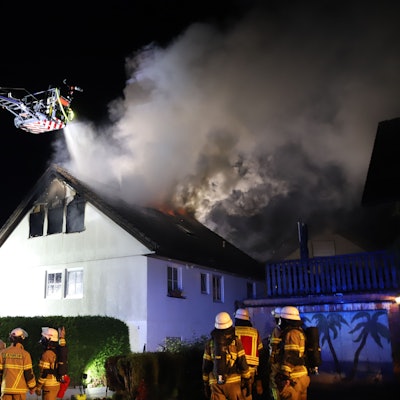 Von der Drehleiter aus bekämpften Einsatzkräfte die Flammen im Dachgeschoss des Einfamilienhauses in Marienfeld.