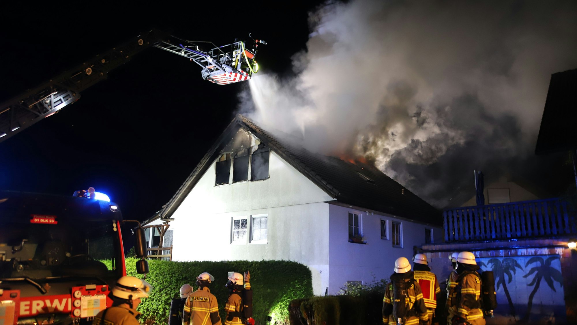 Von der Drehleiter aus bekämpften Einsatzkräfte die Flammen im Dachgeschoss des Einfamilienhauses in Marienfeld.