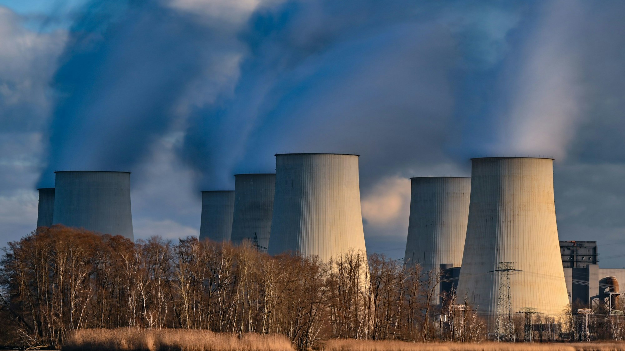 Wasserdampf steigt aus den Kühltürmen des Braunkohlekraftwerks Jänschwalde der Lausitz Energie Bergbau AG (LEAG).