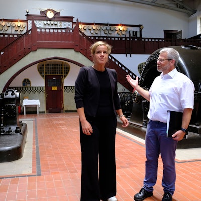 Ein Mann und eine Frau stehen im mehr als 100 Jahre alten Wasserkraftwerk in Heimbach.