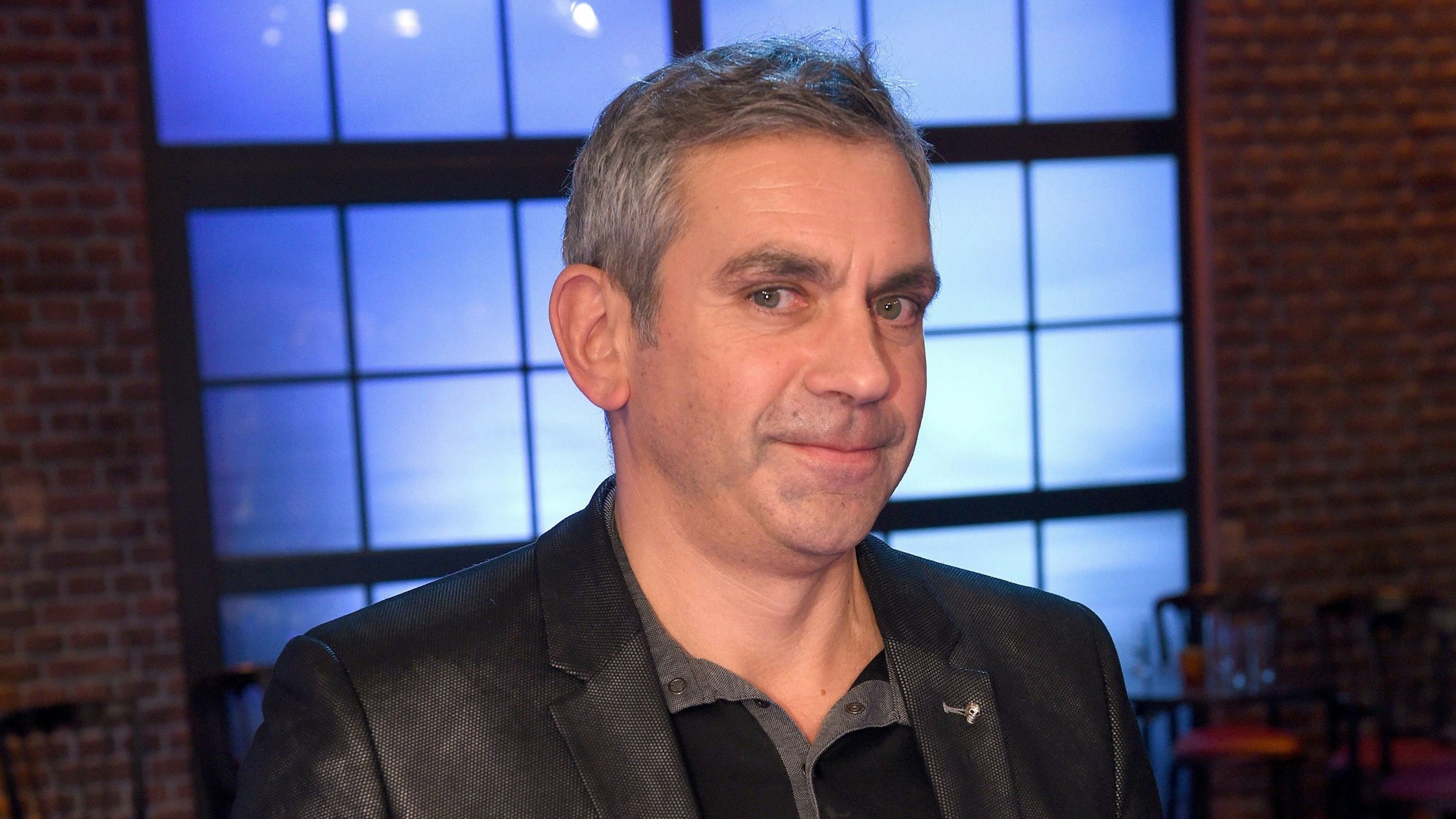 ARCHIV - 13.10.2017, Nordrhein-Westfalen, Köln: Der Autor Wladimir Kaminer steht nach der Aufzeichnung der Talkshow «Kölner Treff» im Studio. (zu dpa: «Schriftsteller Kaminer: Russland große Gefahr für den Weltfrieden») Foto: picture alliance / Henning Kaiser/dpa +++ dpa-Bildfunk +++