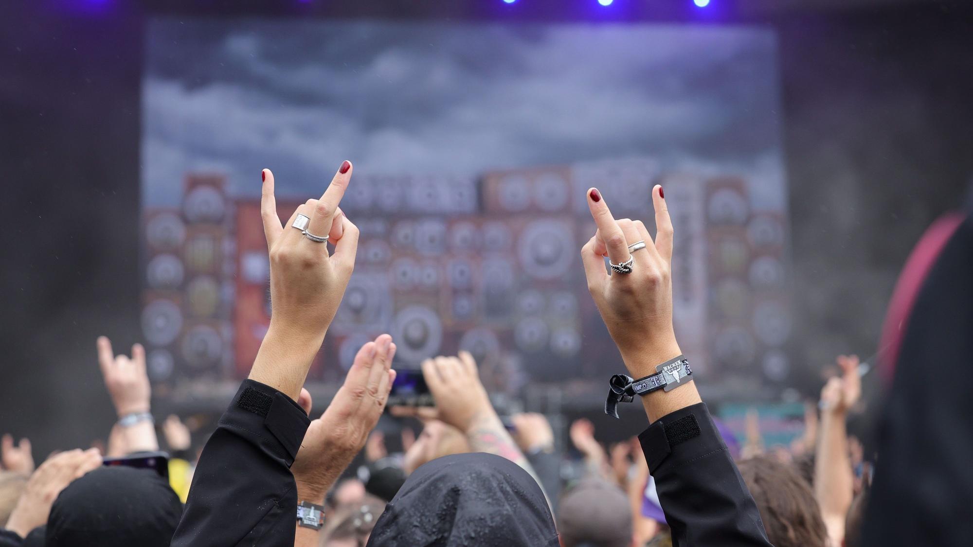 Metal-Fans feiern nach der Öffnung einer der beiden Hauptbühnen auf dem Festivalgelände in Wacken.