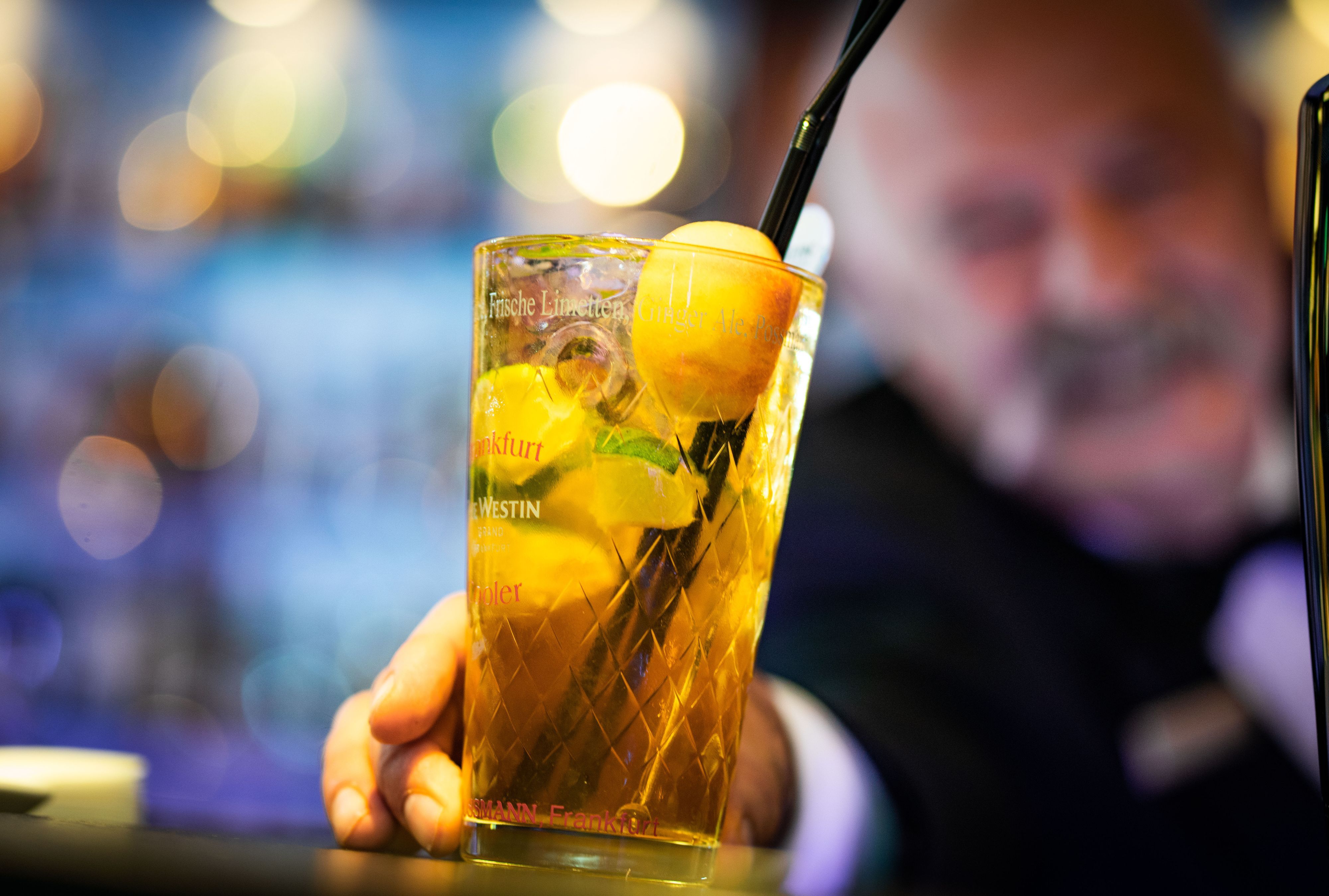 Fatih Akerdem serviert Cocktail "Frankfurt Coller" in seiner Bar in einem Frankfurter Hotel, der aus Frankfurter Apfelwein, Aprikosen-Brandy, Calvados, Ginger Ale und LImetten besteht. Akerdem erhielt kürzlich die Brachenauszeichnung "Mixology Award" für sein Lebenswerk. Seit 28 Jahren ist er Barmanager im "The Westin Grand Frankfurt".
