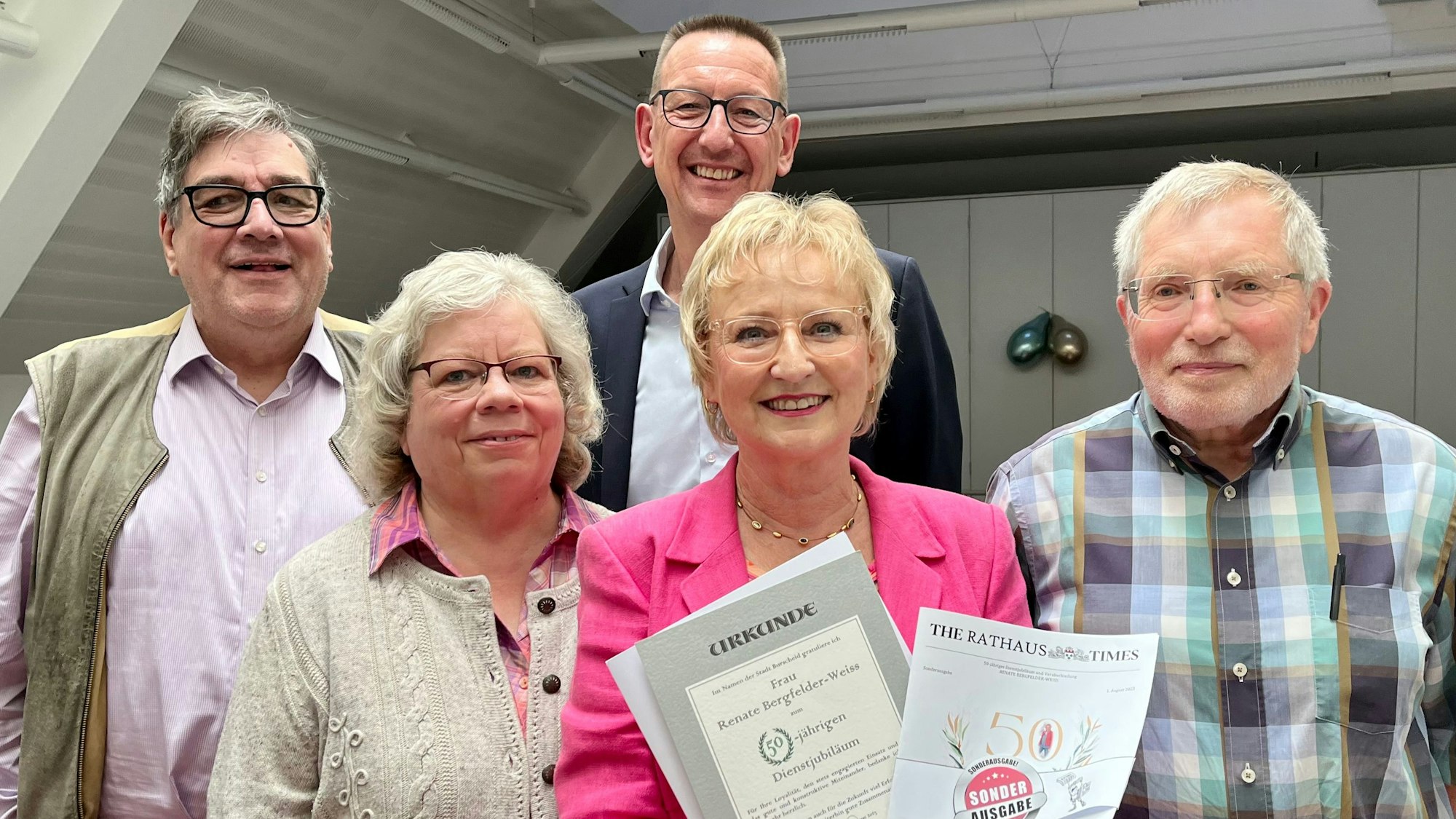 Ex-Ordnungsamtschef Christoph Haendeler, Ex-Kämmerin Helga Lagotzky, Bürgermeister Dirk Runge, Stadt-Sprecherin Renate Bergfelder-Weiss und Stadtplaner Kurt Becker stehen im Sitzungssaal des Rathauses.